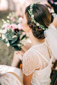 Schlichte Frisur Mit Zartem Haarkranz Und Schleier Hochzeitsfrisur Hochzeitsstyling Brautfris Brautfrisur Hochzeit Frisuren Blumenkranz Flechtfrisuren Braut