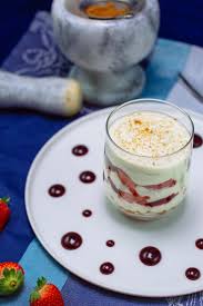 Realisez Une Verrine Fraise Et Speculoos Facilement Grace A Youcook Recette Mini Desserts Alimentation Verrine