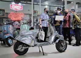 Generator dc yaitu alat yang bisa mengubah energi mekanik menjadi energi listrik dc. Ajib Teten Masduki Jajal Vespa Chopper Listrik Garapan Elders Garage Motorplus