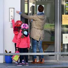 Wenn es dann zu lockerungen komme, müssten die sich zuallererst auf die kinder in den kitas und in den schulen beziehen, so giffey. Familienministerin Giffey Wirbt Fur Teilweise Kita Offnung Politik