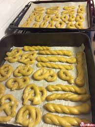 Foderare una teglia con carta da forno e adagiare i taralli abbastanza vicini tanto non ricrescono. Scaldatelli Taralli Bolliti Con Lievito Madre Una Rosa In Cucina