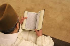 Dalam hal mencari ilmu, para alim ulama telah sepakat bahwa mengetahui adab berilmu lebih penting dari ilmu itu sendiri. Keutamaan Dan Adab Menuntut Ilmu Dalam Islam Kumparan Com