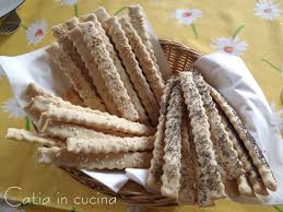 Fare i grissini fatti in casa, velocissimi, senza lievitazione e super friabili ti sembra impossibile? Grissini Fatti In Casa Con I Bordi Ondulati Catia In Cucina