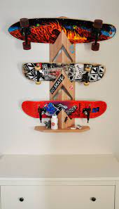 Vêtements chaussures jeux et jouets livres et trésors nombreuses sont les affaires d un enfant qui nécessitent. Skateboards On The Floor Are A Legitimate Safety Hazard Shelf Them It S Safer Plus It Shows Off The Deck Artwork Skateboard Furniture Skateboard Room Skateboard Shelves