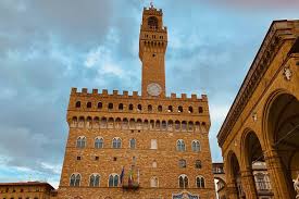 paˈlattso ˈvɛkkjo old palace) is the town hall of florence, italy.it overlooks the piazza della signoria, which holds a copy of michelangelo's david statue, and the gallery of statues in the adjacent loggia dei lanzi. Palazzo Vecchio Private Fuhrung Mit 5 Sterne Fuhrer 2021 Florenz Tiefpreisgarantie