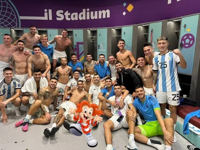Faltó un jugador y lo "agregaron": la foto viral de los festejos de la  Selección Argentina en el vestuario - TyC Sports
