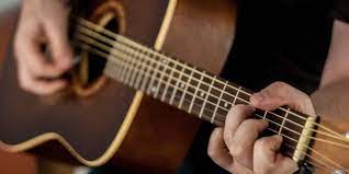 Gitar adalah sebuah alat musik berdawai yang dimainkan dengan cara dipetik, umumnya menggunakan jari maupun plektrum. Memainkan Alat Musik Melodis Halaman All Kompas Com