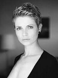 Du Bist Im Begriff Deine Haare Noch Kurzer Schneiden Zu Lassen Kannst Aber Keinen Passenden Haarschnitt Super Short Hair Super Short Haircuts Very Short Hair