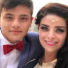 Violeta isfel (born violeta isfel garma garcía on june 11, 1985 in mexico city, d.f., mexico), is a mexican actress and singer.she played antonella in the telenovela atrévete a soñar, and has performed in further telenovelas such as lola, érase una vez, peregrina, las tontas no van al cielo, and una familia con suerte Omar Hace Llorar A Su Mama Violeta Isfel Con Una Emotiva Pregunta