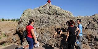 Hacı bektaş veli alevimi, türbesi, tasavvuf nedir , bektaşilik, hacı bektaş türbesi delikli taş Hacibektas Veli Cilehane Delikli Tas Ve Bes Taslardan Manzaralar Sosyal Sanat