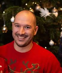 Poštovani trazi se prevarant Milan Markov iz Zarkova.Zivi u Ace Joksimovica  ne možemo da mu udjemo u trag.Mrsav lik ,plave kose,pogrbljen.Visina oko  1.90.Godine Izmedju 40 i 45.Ako je nekom poznata takva ličnost