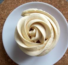 Creme Au Beurre Aerienne Et Inratable Glacage Et Fourrage En 2020 Creme Au Beurre Legere Creme Au Beurre Facile Creme Pour Gateau