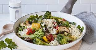 Gemusepfanne Mit Reis Einfaches Vegetarisches Rezept Eatbetter Gesunde Einfache Rezepte Tipps Fur Jeden Tag Rezept In 2020 Reis Gemuse Pfanne Rezepte Hauptgericht