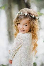 Une jolie barrette, comme sur suri cruise. Child Flower Crown Flower Crown Wreath Bridal Flower Crown Flower Girl 1st Communion Engagement Photos Style Charlotte Couronnes De Fleurs De Mariee Coiffure Mariage Enfant Coiffure De Mariage Avec Voile