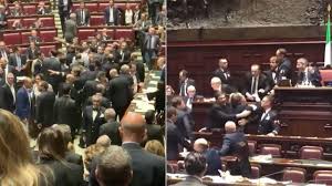 Camera, due deputati ex m5s passano al partito democratico. Mes Rissa Alla Camera Dei Deputati Sedie Rotte E Insulti Tra Gli Onorevoli