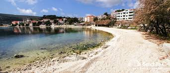 Mit hotels.com rewards erhalten sie nach 10 gebuchten übernachtungen 1 bonusnacht. Strand Marina Marina Dalmatien Split Kroatien Beachrex Com