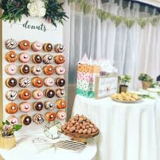 Donut Walls Der Susse Foodtrend Fur Ihre Hochzeitsfeier Hochzeitstorte Preise Hochzeit Buffet Donut Wand Hochzeit