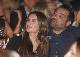 Η ελένη τσολάκη επέλεξε ένα κατάλευκο μακρύ νυφικό με τεράστια ουρά και τα μαλλιά της τα είχε κάτω με ελαφριά μπούκλα. Elenh Tsolakh Paylos Petroylakhs Spania Bradinh E3odos Gia To Zeygari Pics