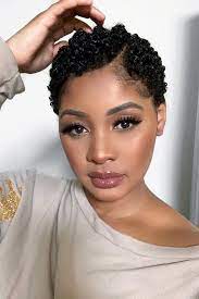 Coiffure courte femme noire ronde. Inspiration Coupe Courte Pour Les Cheveux Crepus Lynnettessilhouettes Coupes Courtes Cheveux Afro Cheveux Visage Rond Coiffure Visage Rond