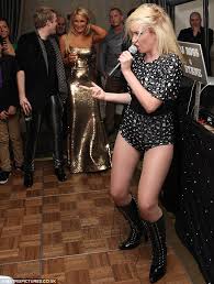 Se koostui pienestä topista sekä pitkästä hameesta. Billie Faiers Upstages Her Sister Sam By Wearing Ill Fitting Dress To Her 21st Birthday Party Daily Mail Online