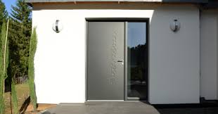 Tout cela, en remplaçant juste vos vieilles menuiseries par une baie vitrée! Porte D Entree Et D Interieur Sur Mesure Alu Bois Pvc Acier Komilfo