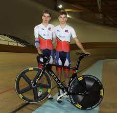 O ciclista português rui oliveira admitiu que foi em ganho de confiança e a eliminar vários corredores que acalentou a crença de ser, por fim, medalha de prata na final de eliminação dos europeus de. Ciclismo Ivo Oliveira E Rui Oliveira No Mundial De Pista Global News Portugal