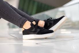 Der nike air force 1 '07 low premium sneaker ist eine neuauflage des kultschuhs, bei der die klassische optik mit brandaktuellen details kombiniert wird. Nike Women S Air Force 1 07 Premium Black Summit White Light Cream 896185 006 Nike Women Nike Shoes Women Nike Fashion Outfit