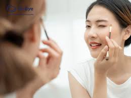 Nhấn mí bị nổi cục do đâu? Có sao không & cách khắc phục