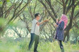 Foto prewedding muslimah syari, photo prewedding islami, prewedding syariah, prewedding hijab casual, koleksi photo prewedding, foto prewedding hijab romantis. 30 Foto Prewedding Islami Romantis Tapa Sentuhan