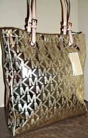Markanin Ambleminin Yer Aldigi Klasik Modeller Metalik Tonlarda Ve Modern Formlarda Michael Kors Canta Cantalar