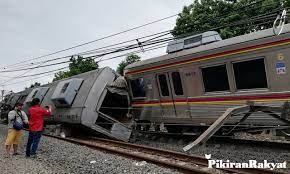 Saat liburan kuliah aku balik ke jakarta. Knkt Tumpukan Air Lumpur Di Lintasan Rel Menjadi Penyebab Utama Anjloknya Kereta Komuter Di Bogor Pikiran Rakyat Com Halaman 2