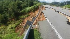 Bencana alam geologi adalah bencana alam yang terjadi di permukaan bumi seperti tsunami, gempa bumi, gunung meletus. Tanah Runtuh Di Jalan Info Kemalangan Bencana Malaysia Facebook