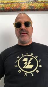 Si hay alguien que ha innovado y le ha dado vida a la guitarra eléctrica,  ese es Steve Vai. Sin duda uno de los mejores y más creativos guitarristas  de todos los