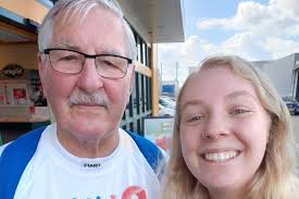 Opa is een echte kletskous': eerste verslag van de alternatieve  wandelvierdaagse