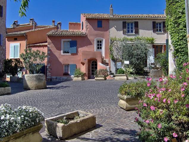Vue du village perché de Ventabren, Bouches-du-Rhône