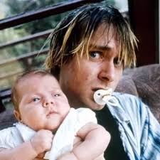 20 Foto langka momen terakhir Kurt Cobain bermain dengan anaknya