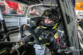 La trainé aérodynamique ayant tendance à ralentir la voiture de tête (en ajoutant de l'appui aérodynamique sur l'arrière) et aider la voiture qui dépasse. Au Volant D Une Voiture De Nascar
