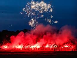 Offizielle website des vereins sg dynamo dresden e.v. Ultras Dynamo Schworen Mannschaft Mit Pyro Aktion Vor Team Hotel Ein
