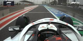 Prší a trať je mokrá! Haas využil přechodné pneumatiky, které přivezl  Pneumatiky pro závody jsou expedovány měsíce předem, přičemž testovací  alokace opustila továrnu Pirelli v prosinci. Všechny týmy měly možnost  vybrat si