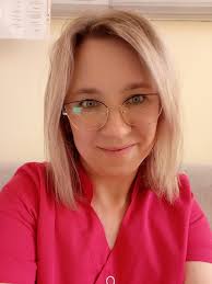 Anna Klawitter: Nazywam się Anna Klawitter od urodzenia mieszkam w  Pułtusku, tu również skończyłam szkołę podstawową, jak i liceum im. P.  Skargi. Położną jestem od 2001 roku, kiedy skończyłam szkołę dla położnych