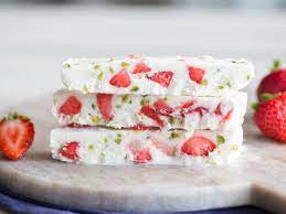 Frozen Joghurt Riegel Mit Erdbeeren Und Pistazien Rezept Frozen Joghurt Bar Lebensmittel Essen Frozen Joghurt