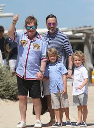 Jun 24, 2021 · elton john hat die termine für seine farewell yellow brick road: Elton John Feiert Stolz Sein Jubilaum Fur David Furnish Nachdem Er Jahrelang Die Sexualitat Versteckt Hatte Aktuelle Boulevard Nachrichten Und Fotogalerien Zu Stars Sternchen