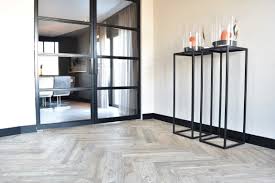 binnenkijken luxe appartement houtlook visgraat tegels houtlook tegelvloer visgraat tegel thuis