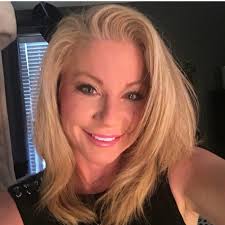 Jennifer Mayle's Instagram, Twitter & Facebook