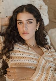 Ellen Bingham's Instagram, Twitter & Facebook