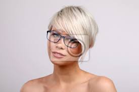 Kurzhaarfrisuren 2020 machen dich zum star. Blonde Frau Mit Brille Leinwandbilder Bilder Optische Speicher Schone Frau Kurze Haare Myloview De