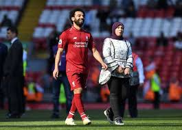 يمتلك النجم المصرى محمد صلاح المحترف فى نادى ليفربول الإنجليزى رقماً قياسياً فى مسابقة الدورى الانجليزى الممتاز ويعد محمد صلاح أكثر اللاعبين لمسًا للكرة داخل منطقة جزاء الخصم فى النسخة الماضية من مسابقة الدورى الإنجليزى بـ 282 لمسة. Ø¹Ù…Ø±Ùˆ Ø£Ø¯ÙŠØ¨ Ø¥ØµØ§Ø¨Ø© Ø²ÙˆØ¬Ø© Ù…Ø­Ù…Ø¯ ØµÙ„Ø§Ø­ Ø¨ÙÙŠØ±ÙˆØ³ ÙƒÙˆØ±ÙˆÙ†Ø§ Ø§Ù„Ù…ØµØ±ÙŠ Ø§Ù„ÙŠÙˆÙ…