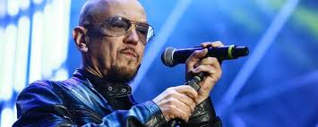 In february of 1996, the singer celebrated the impressive three million records sold during his career. Sanremo 2016 Enrico Ruggeri Fa Uscire Il Nuovo Album Il 12 Febbraio Tvzap