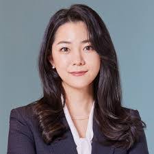 Iris Bain's Instagram, Twitter & Facebook