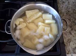 Didihkan air dalam panci, masukkan singkong, rebus sampai matang. Tips Membuat Singkong Goreng Mekar Dan Empuk